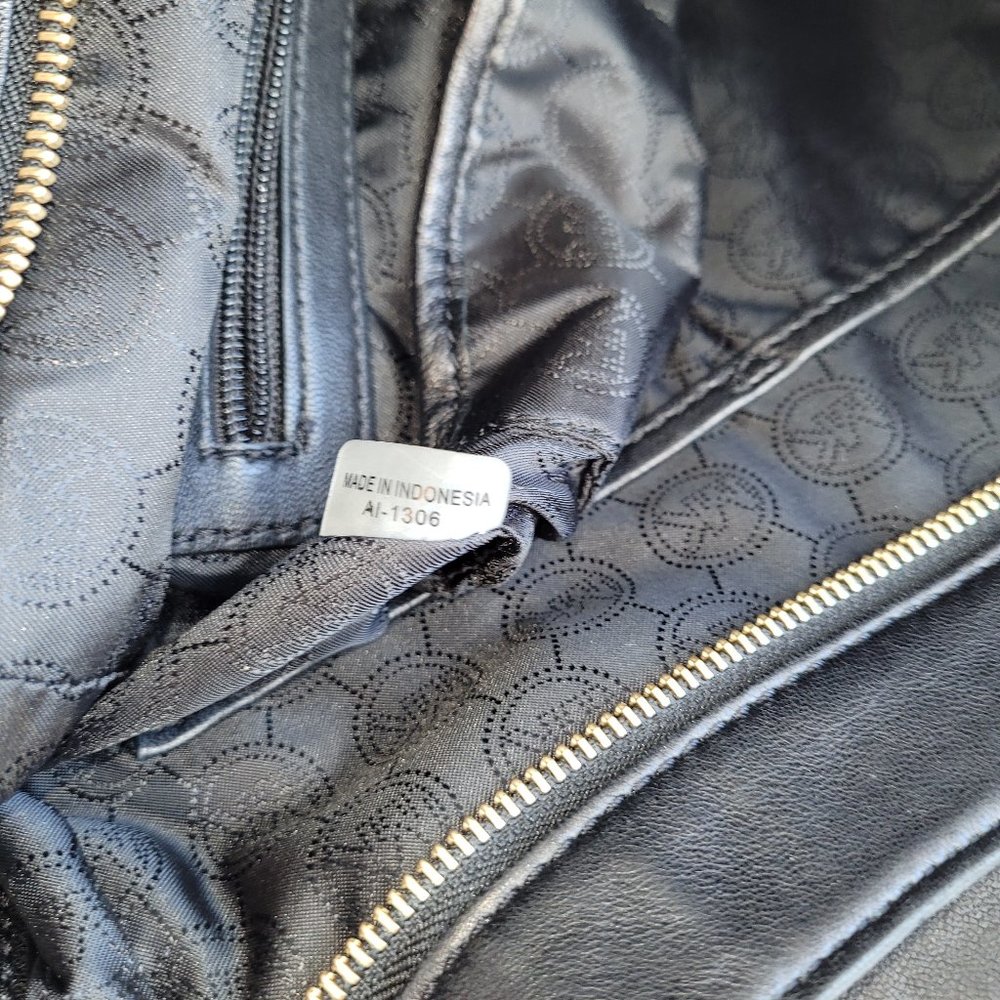 Authentic Michael Kors Purse - image 3